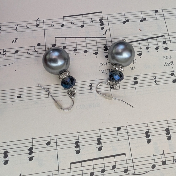 Elegant Silver and Blue Pearl Earrings - Picture 5 of 5